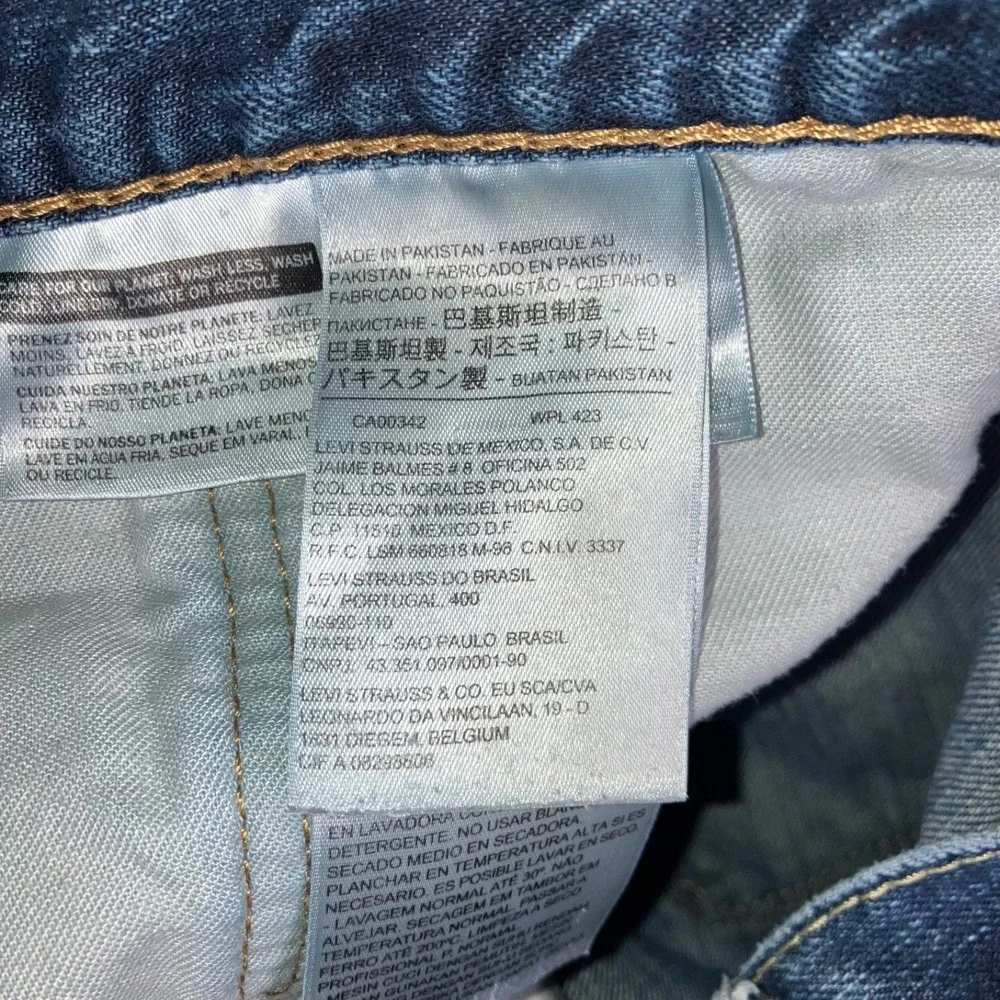 Levis preowned broken